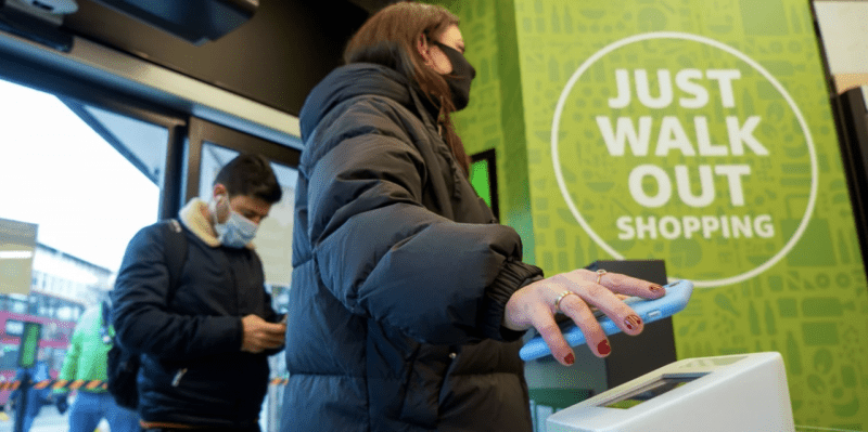 СМИ: в "умных" ИИ-магазинах Amazon на самом деле работали тысячи низкооплачиваемых индусов